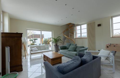 Teille Villa | Pet-Friendly Villa with Heated Pool in Le Mans