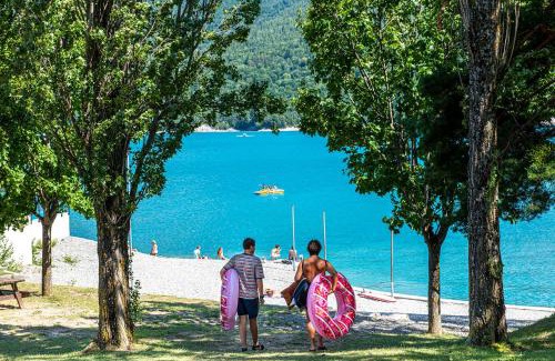 Chorges Resort | Discover L'Ecrin du Lac: Pet-Friendly Beachfront Retreat