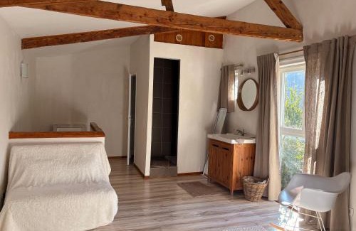 Limoux Apartment | Guest Rated 10/10: Experience L'Ecurie en ville Stay