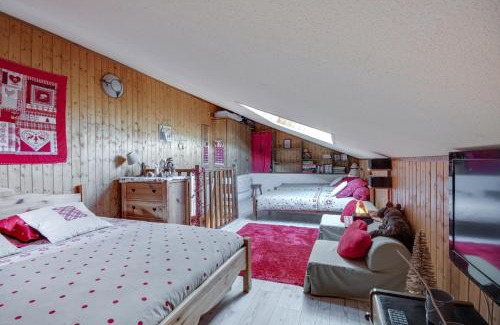 Le Sauze Apartment | Cozy L'Edelweiss: Family-Friendly Stay by the Slopes