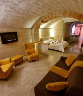 Centro Storico House | Pet-Friendly L'Edicola Suite with Hot Tub & 9.8 Rating