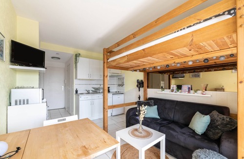La Richardais Apartment | Oceanfront Studio Apartment L'Effet Mer with Spa Access