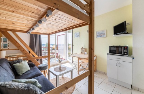 La Richardais Apartment | Oceanfront Studio Apartment L'Effet Mer with Spa Access
