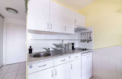 La Richardais Apartment | Oceanfront Studio Apartment L'Effet Mer with Spa Access
