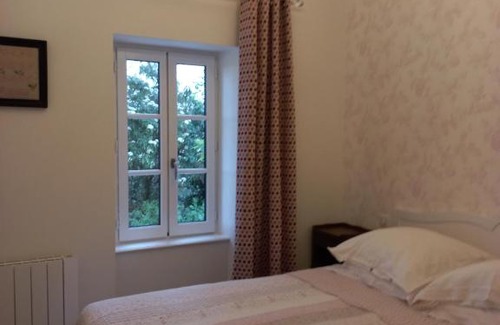 La Chapelle-de-Guinchay Apartment | Family-Friendly Escape at l'EGLANTYNE - Rated 8/10