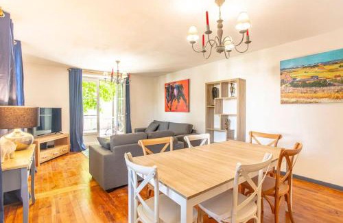 Figeac House | Pet-Friendly Retreat: L'Elégante Maison with Garden Oasis