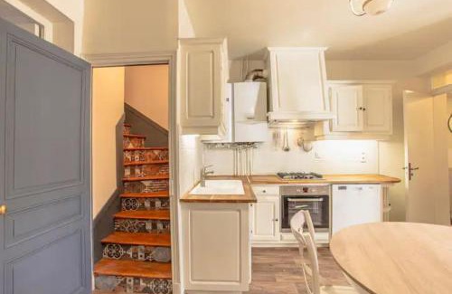 Figeac House | Pet-Friendly Retreat: L'Elégante Maison with Garden Oasis