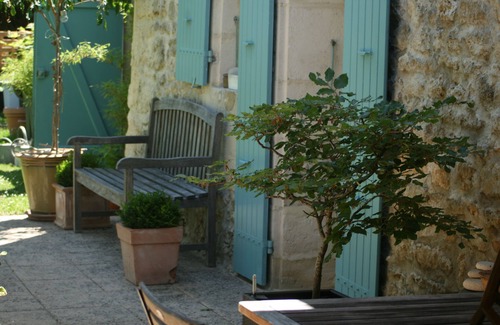 Thezac House | Charming L'Embellie Charentaise: Poolside Oasis Near Ocean