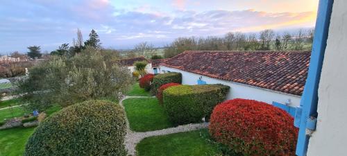Chaille-les-Marais Apartment | Beautiful L'enclos bleu Gîte with Pool & Ocean Views