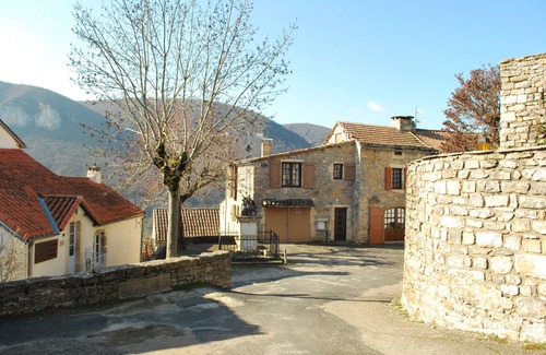 Mostuejouls House | Cozy L'endurme Self-Catering Cottage with Ocean Views