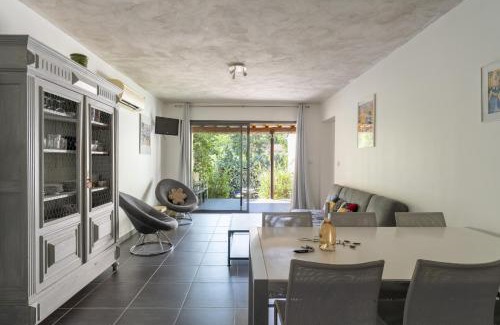 Camaret-sur-Aigues Villa | Unforgettable Stays at Le gîte de Tante Berthe - 10/10 Rating