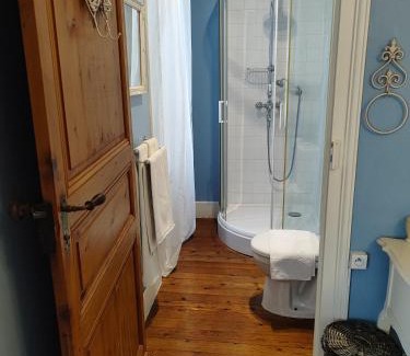 Castillonnes Bed & Breakfast | Discover L'Entrée: Pet-Friendly Rooms & Dining Delight