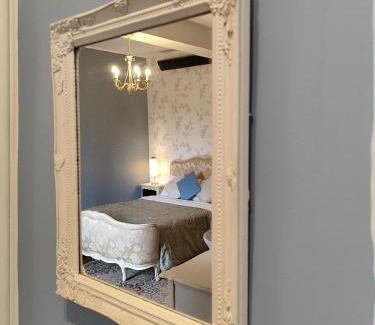 Castillonnes Bed & Breakfast | Discover L'Entrée: Pet-Friendly Rooms & Dining Delight