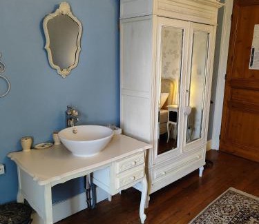 Castillonnes Bed & Breakfast | Discover L'Entrée: Pet-Friendly Rooms & Dining Delight