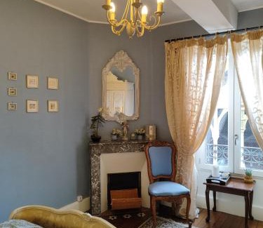 Castillonnes Bed & Breakfast | Discover L'Entrée: Pet-Friendly Rooms & Dining Delight
