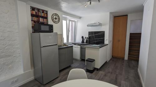 La Ferte-Alais Apartment | Pet-Friendly L'Entracte Appart Hôtel in the City Center