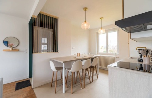 Guingamp House | Reconnect with Friends at Les Retrouvailles Entre Amis