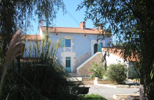 Saint Viaud Apartment | Discover L EntreDeux: Pet-Friendly with Ocean Views