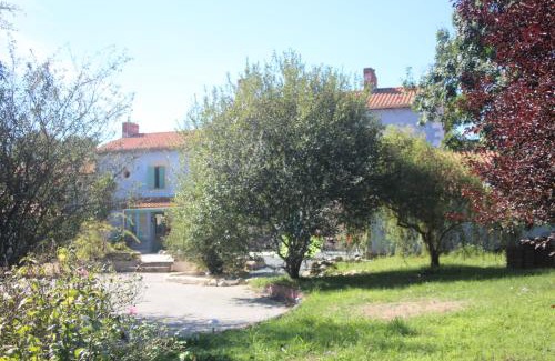 Saint Viaud Apartment | Discover L EntreDeux: Pet-Friendly with Ocean Views