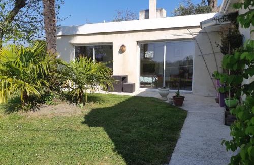 Blaye House | Discover L'Escale Bellevue: Family-Friendly with Breakfast
