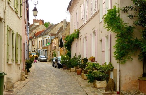 Neauphle-le-Chateau Apartment | Family-Friendly Retreat at L'escale de Neauphle, Versailles