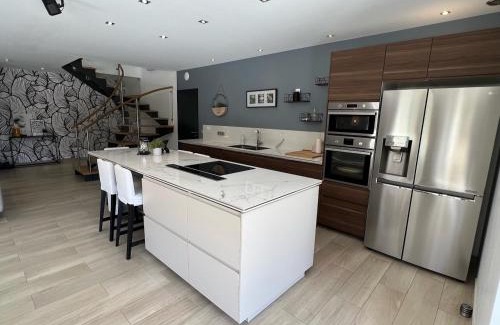 La Queue-les-Yvelines House | Modern Escape Near Versailles: Family-Friendly Retreat