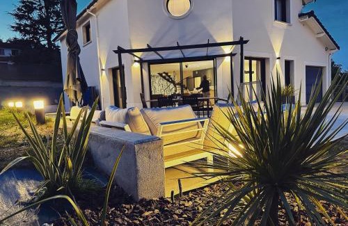 La Queue-les-Yvelines House | Modern Escape Near Versailles: Family-Friendly Retreat