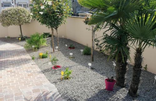 Le Mans House | Inviting L'Escale: Guest Rated 9.7 with Family-Friendly Rooms