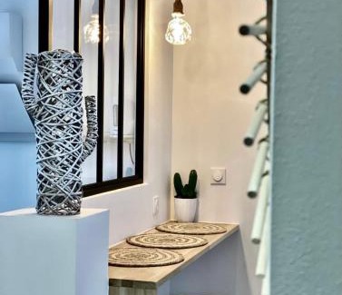 Saint-Etienne Apartment | Discover L’Escale - Le Boho with NETFLIX & Garage Access