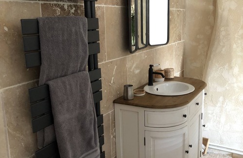 Hudimesnil Bed & Breakfast | Cozy Getaway at L'escale Le Giré with Complimentary Breakfast