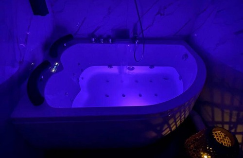 Sens Apartment | Relaxing L’escapade Balnéo: Downtown Retreat with Pets Welcome