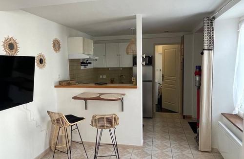 Sens Apartment | Relaxing L’escapade Balnéo: Downtown Retreat with Pets Welcome