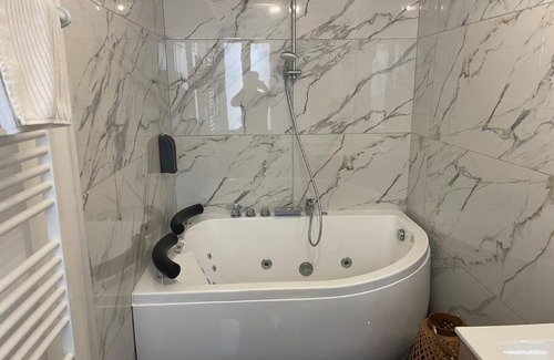 Sens Apartment | Relaxing L’escapade Balnéo: Downtown Retreat with Pets Welcome