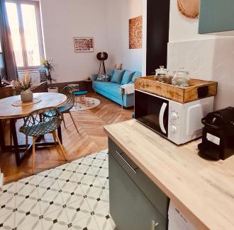Vienne Apartment | Stay at L'Escapade Bohême: Pet-Friendly Family Retreat