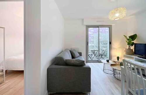 Alphonse Guerin Apartment | Cozy L'escapade in Centre Ville with Balcony & Parking