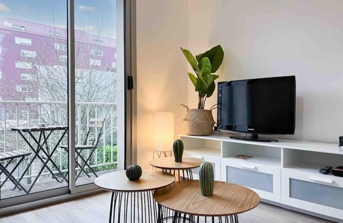 Alphonse Guerin Apartment | Cozy L'escapade in Centre Ville with Balcony & Parking