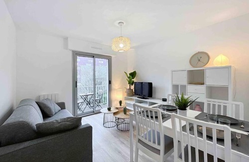 Alphonse Guerin Apartment | Cozy L'escapade in Centre Ville with Balcony & Parking