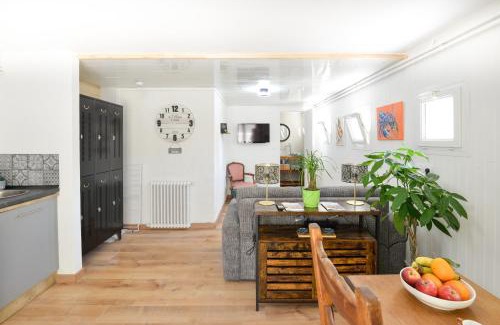 Creully Apartment | Relax at L'escale de Creully: Cozy Apartment with Terrace