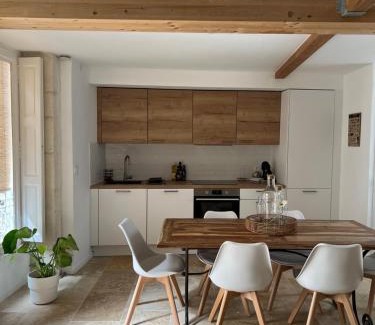 Quartier Administrations Apartment | Discover L'escapade Nîmoise: Family-Friendly Retreat