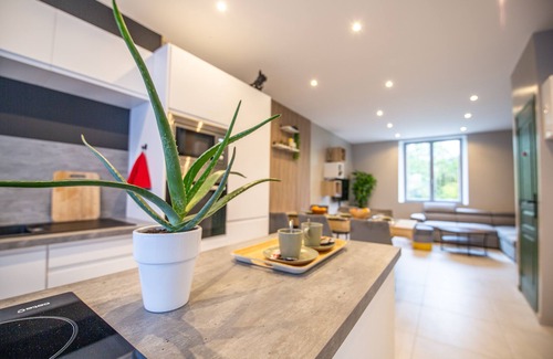 Dieulouard House | Relaxing L'escapade Passionnée with Spa and Hot Tub Access