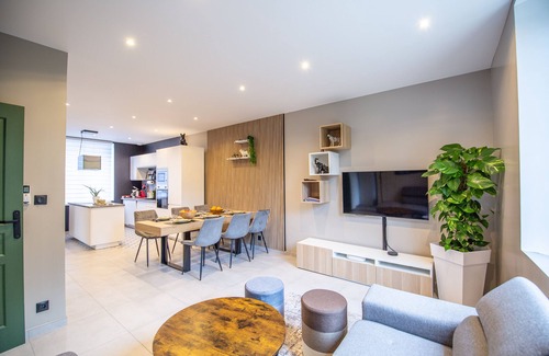 Dieulouard House | Relaxing L'escapade Passionnée with Spa and Hot Tub Access