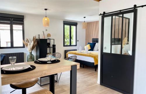 Guermantes Apartment | Romantic Getaway: Modern Room with Private Jacuzzi