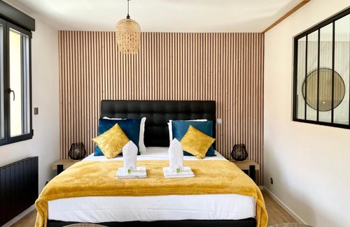Guermantes Apartment | Romantic Getaway: Modern Room with Private Jacuzzi