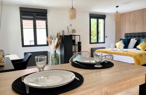 Guermantes Apartment | Romantic Getaway: Modern Room with Private Jacuzzi