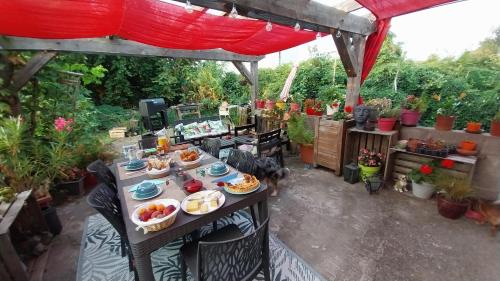 Riom Bed & Breakfast | Pet-Friendly Retreat at L'Escapade63 - Rated 8/10 by Guests