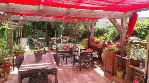 Riom Bed & Breakfast | Pet-Friendly Retreat at L'Escapade63 - Rated 8/10 by Guests