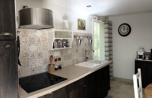 Uchaux House | Experience Tranquility at L'Etang des Cigales Gite
