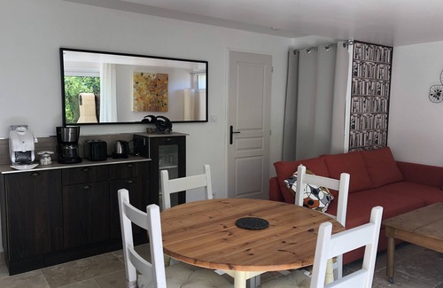 Uchaux House | Experience Tranquility at L'Etang des Cigales Gite