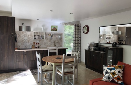 Uchaux House | Experience Tranquility at L'Etang des Cigales Gite