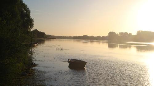 Meung-sur-Loire Apartment | Family-Friendly Stay at L'Etape des Châteaux le 44